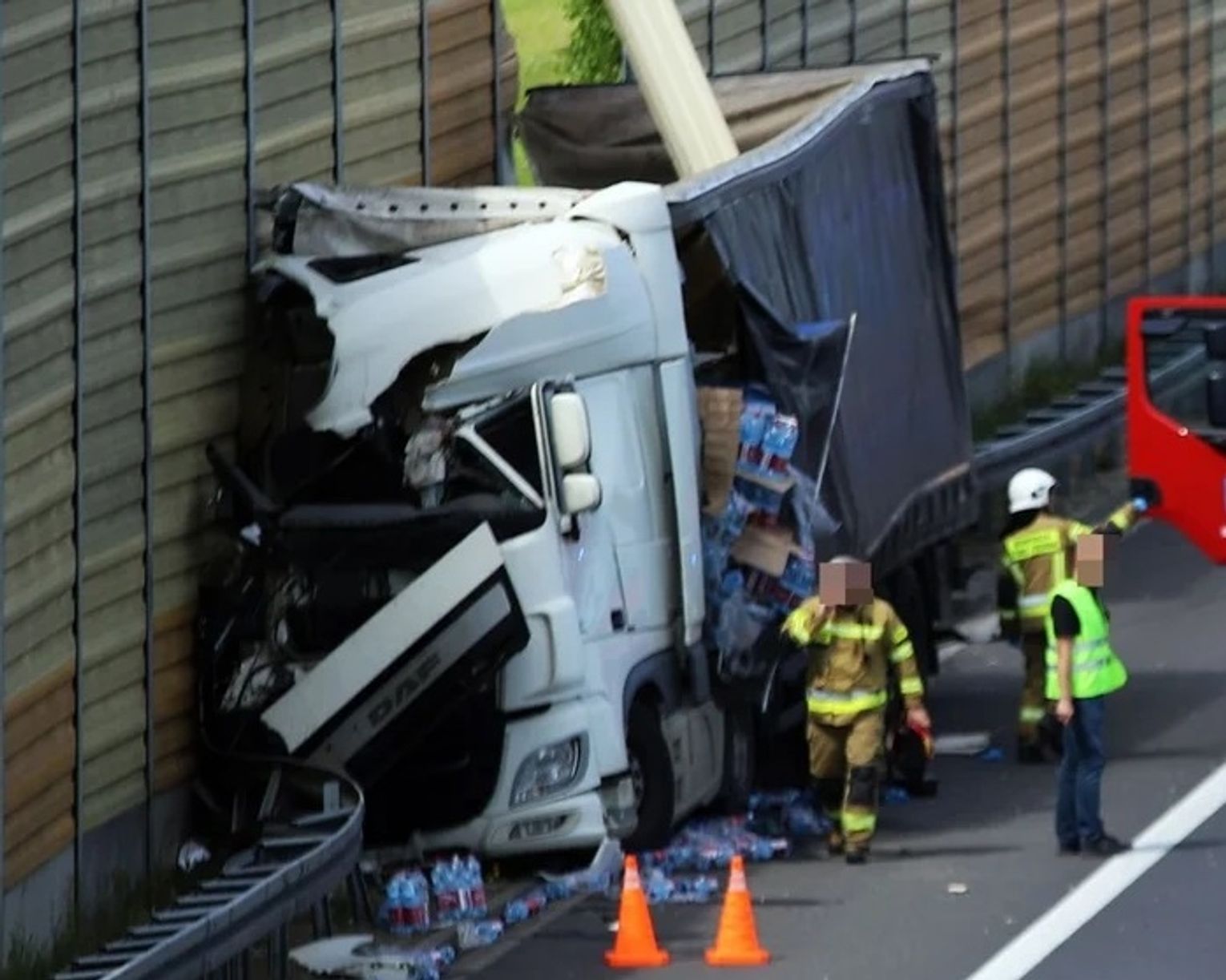 Na autostradzie na wysokości Łaniąt ciężarówka uderzyła w ekrany