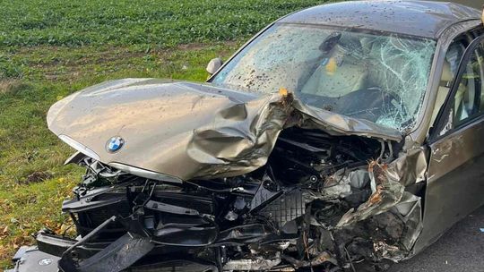 19-letni kierujący podczas wyprzedzania kilku pojazdów zjechał z drogi i uderzył w drzewo