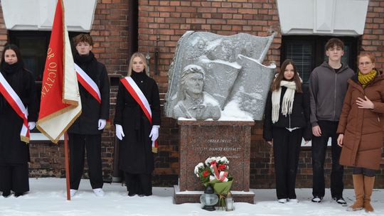 280. rocznica urodzin Tadeusza Kościuszki — uczniowski hołd przed pomnikiem