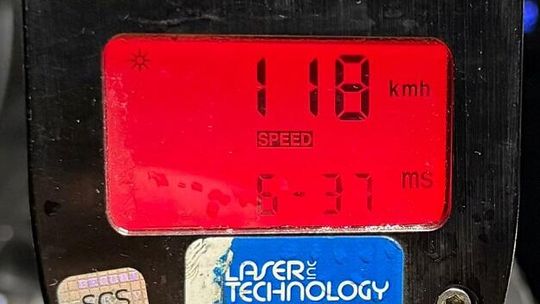 68-letni kierowca stracił prawo jazdy za rażące przekroczenie prędkości w terenie zabudowanym