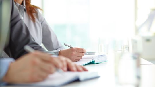 7 sytuacji, w których warto skorzystać z profesjonalnego biura tłumaczeń – nie tylko w biznesie