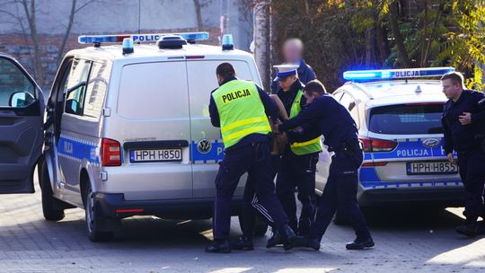 Agresor z groźnymi psami zaatakował siekierą policjantów w centrum Gostynina