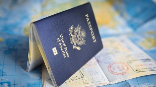 Biały paszport (Reentry Permit) – czym jest, kto go potrzebuje i jak go uzyskać?