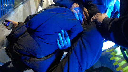 Błyskawiczna reakcja funkcjonariuszy uratowała życie 40-latka, który chciał skoczyć z mostu