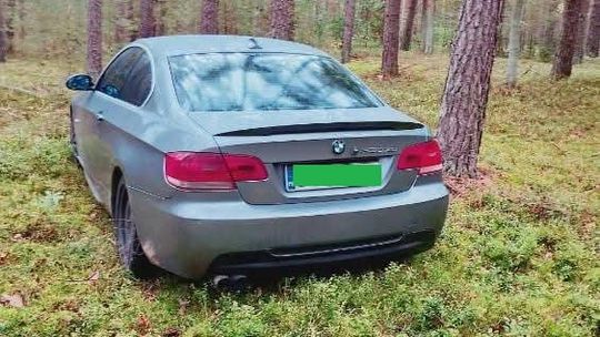 BMW w lesie. Nadleśnictwo Gostynin apeluje do grzybiarzy o rozsądek