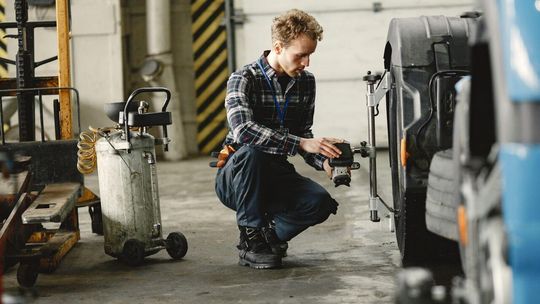 Branże techniczne na rynku pracy - gdzie nadal warto rozwijać karierę?