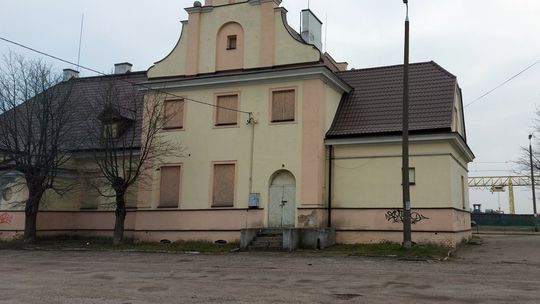 Burmistrz zapewnia o remoncie parkingu przy dworcu PKP i ulicy Kolejowej