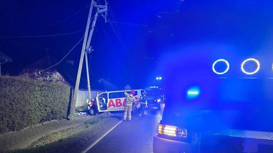 Bus uderzył w słup w Sokołowie Bus uderzył w słup w Sokołowie