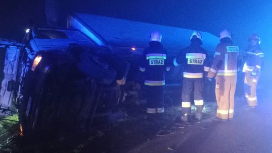 Ciężarówka na boku w Trębkach