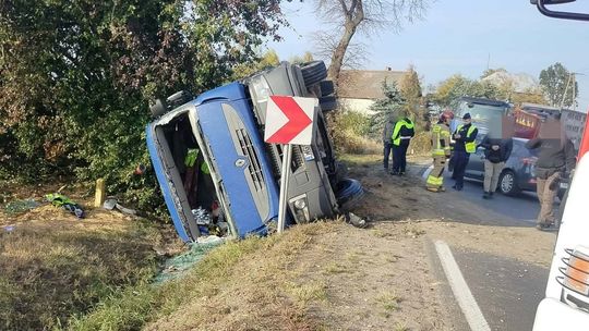 Ciężarówka wpadła do rowu w Bielsku. Kierowca trafił do szpitala