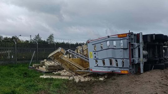 Ciężarówka z kurczakami wypadła z drogi w Nowym Trzepowie. Droga zablokowana