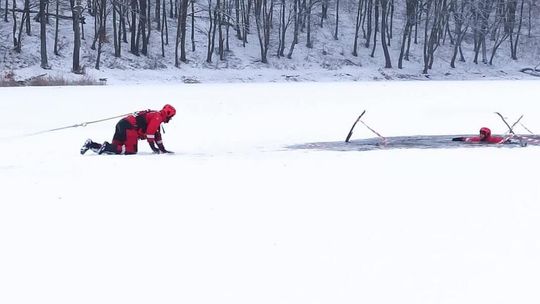 Ćwiczenia strażaków z zakresu ratownictwa lodowego