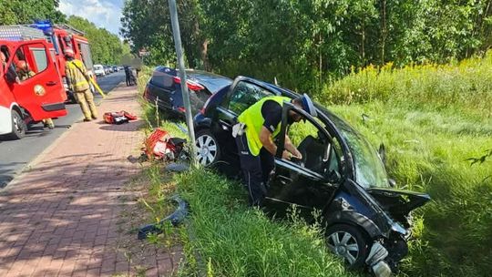 Czołowe zderzenie na ul. Popłacińskiej w Płocku. Dwie osoby w szpitalu, kierowca Citroena uciekł z miejsca zdarzenia