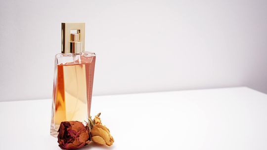 Czy perfumy francuskie są naprawdę najlepsze? Poznaj tajemnicę ich sukcesu