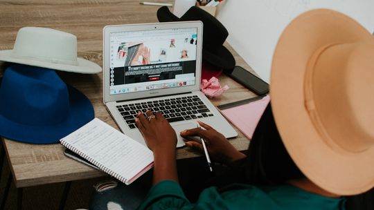 Czy to nowa praca od 9 do 17? Mieszkańcy Gostynina znajdują nowe sposoby na zarabianie dodatkowych środków online