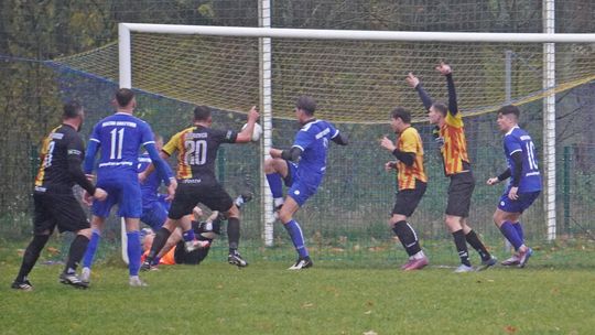 Deszczowe derby dla Błyskawicy Lucień