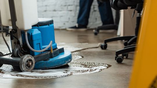 Dlaczego doczyszczanie posadzek w obiektach komercyjnych decyduje o standardzie firmy?