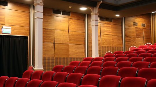 Dlaczego warto chodzić do teatru? Sztuka, która zmienia spojrzenie na świat