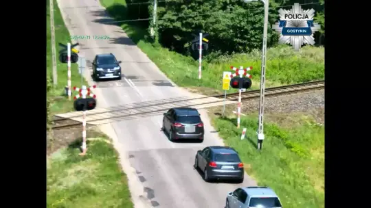Dron nad przejazdami kolejowymi. 13 wykroczeń ujawnionych podczas działań „Bezpieczny przejazd kolejowy”