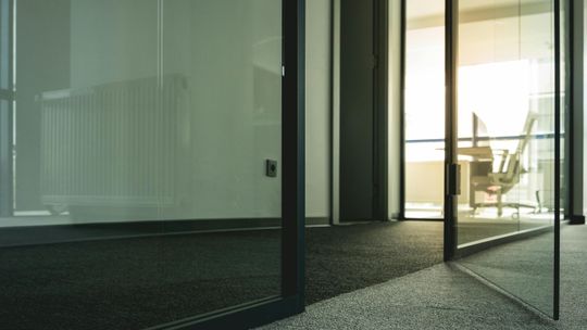 Duże przeszklenia w domu - efekt wow czy problem, o którym nikt nie mówi?