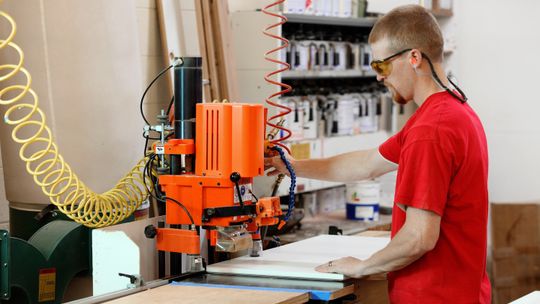 Frezowanie aluminium i drewna. Geometria ostrza a specyfika materiału