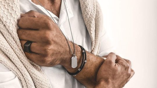 Góry zawsze przy Tobie – naszyjnik podróżnika ze stali szlachetnej, który nie znika z pamięci