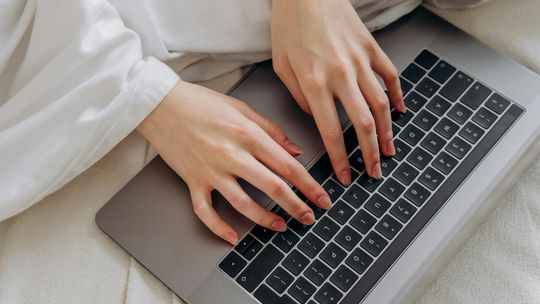 Gostynin ostrzega przed oszustami internetowymi: proste sposoby na ochronę
