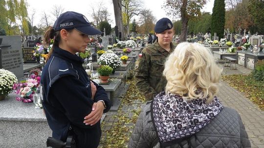 Gostynińska dzielnicowa wspólnie z uczniami klasy mundurowej LO PUL z Płocka dbają o bezpieczeństwo na terenie nekropolii w Gostyninie