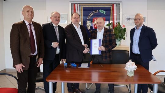 Gostynińskie Centrum Edukacyjne podpisało porozumienie z Toyotą w Płocku na praktyki uczniowskie.