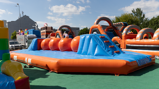 Ile można zarobić na wynajmie dmuchanych zamków?