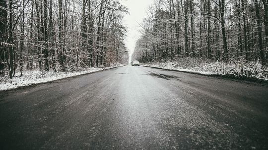 IMGW ostrzega. Będzie ślisko na drogach