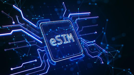 Internet w podróży – jak oszczędzać z eSIM