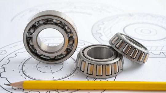 Jak powstają stalowe łożyska? Sprawdź, jakie gatunki stali stoją za ich wytrzymałością