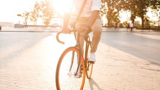 Jak prawidłowo dobrać kask rowerowy? Kilka prostych zasad