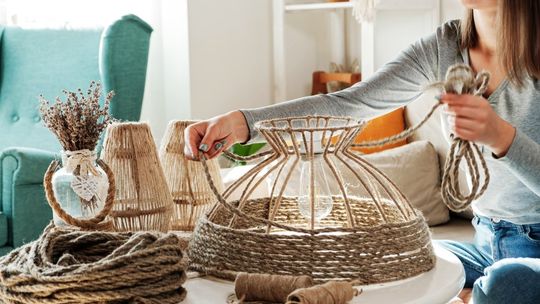 Jak wybierać tkaniny do domowych projektów DIY?