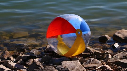 Jak zaprojektować atrakcyjne piłki plażowe reklamowe?