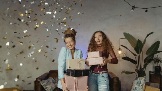 Jak zorganizować idealne przyjęcie niespodziankę dla kobiety krok po kroku?