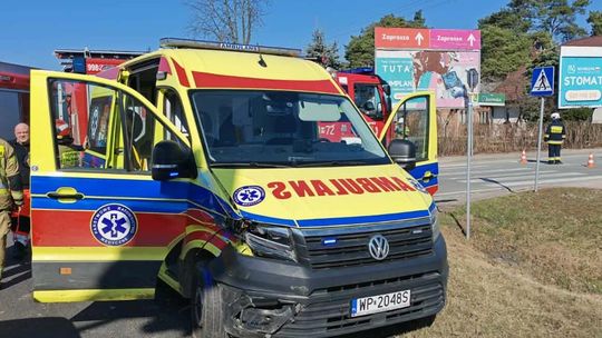 Karetka na sygnale zderzyła się z samochodem