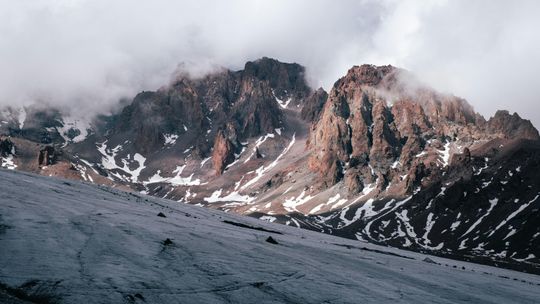 Kazbek i Bethlemi Hut: krok po kroku na szczyt Kaukazu