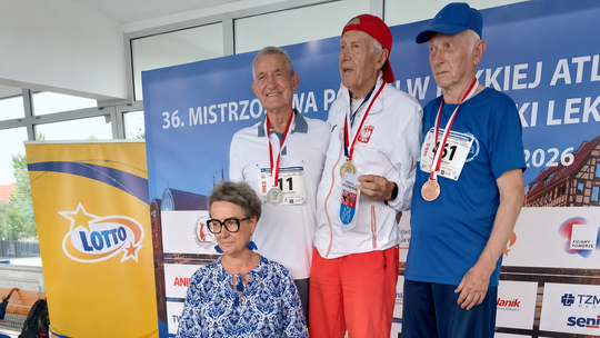 Kazimierz Suwalski pochodzący z Gostynina z dwoma medalami Mistrzostw Polski w Lekkiej Atletyce