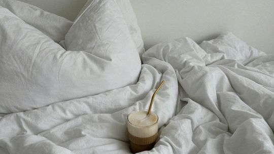 Kołdra obciążeniowa – czy może być skutecznym wsparciem w codziennym funkcjonowaniu?