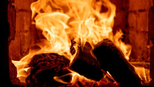 Kominek z płaszczem wodnym na pellet – ekologiczne i wygodne ogrzewanie w nowoczesnym stylu