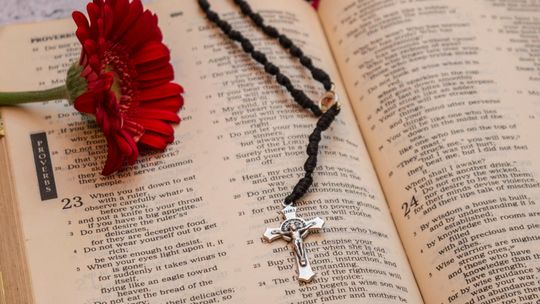 Krzyż na ścianę, stojący czy na szyję – który wybrać i na jaką okazję?