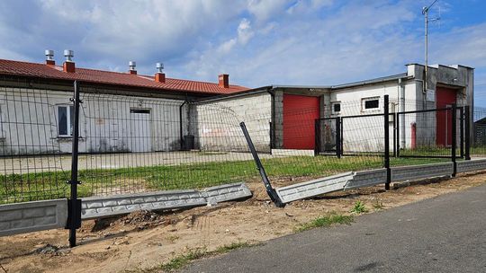 Kto wjechał w ogrodzenie OSP Leśniewice?