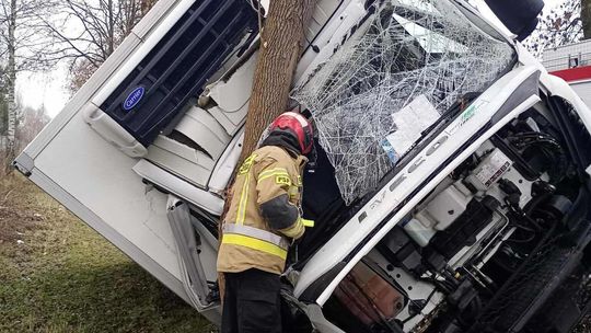 Łąck: Ciężarówka w rowie