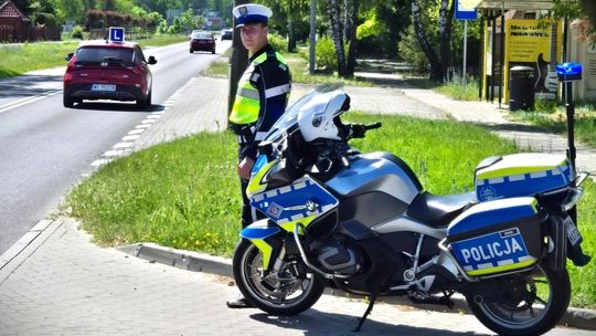 Lato na drogach – czas pasji i odpowiedzialności. Apel Policji o rozwagę za kierownicą