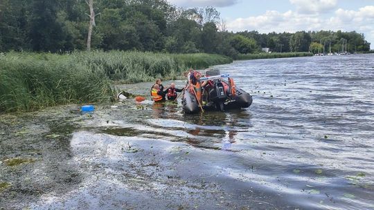 Łódź motorowa nabrała wody i częściowo zatonęła w Nowym Duninowie