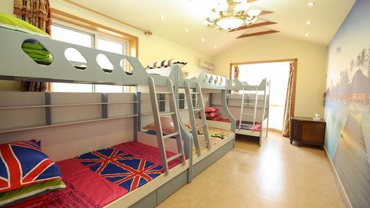 Łóżko piętrowe – praktyczne i stylowe rozwiązanie dla każdego pokoju dziecięcego