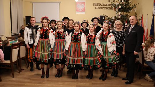 Magia świąt i energia najmłodszych znów zawitały do Starostwa Powiatowego w Gostyninie Magia świąt i energia najmłodszych znów zawitały do Starostwa Powiatowego w Gostyninie