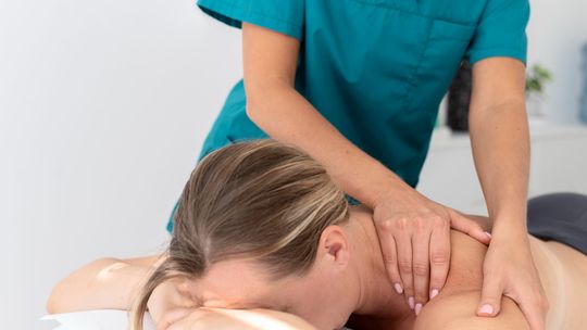 Masaż terapeutyczny jako element rehabilitacji – jak wspiera regenerację organizmu?